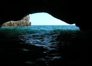 L'interno del pozzo del diavolo, spiaggia dei 40 remi