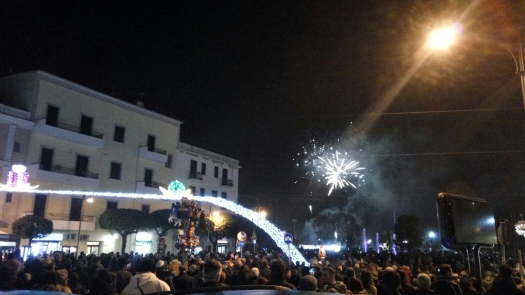 pubblico che assiste allo spettacolo pirotecnico nei pressi delle luminarie e della fontana di Gaeta