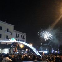 pubblico che assiste allo spettacolo pirotecnico nei pressi delle luminarie e della fontana di Gaeta